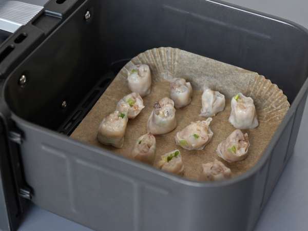 Aperitive cu creveți în stil rulouri de primăvară, preparate la friteuza cu aer cald - Preparare etapa 6