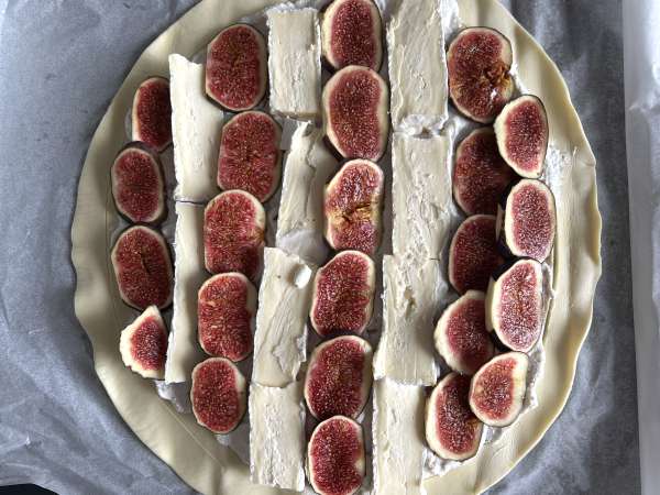 Tartă subțire cu smochine, brie și nuci - Preparare etapa 6