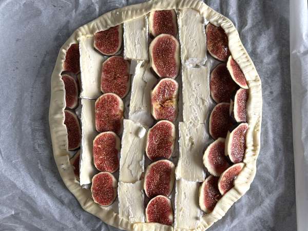 Tartă subțire cu smochine, brie și nuci - Preparare etapa 7