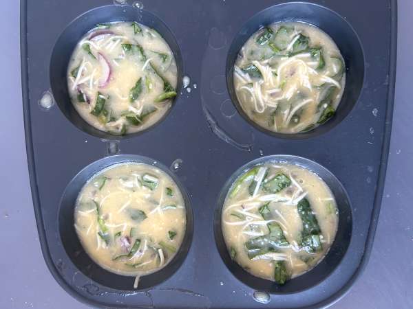 Egg bites cu brânză cottage la Air Fryer: gustări ușoare și bogate în proteine - Preparare etapa 3