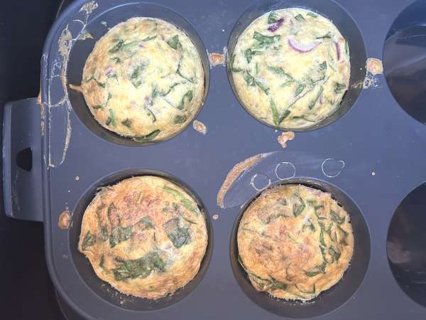 Egg bites cu brânză cottage la Air Fryer: gustări ușoare și bogate în proteine - Preparare etapa 4