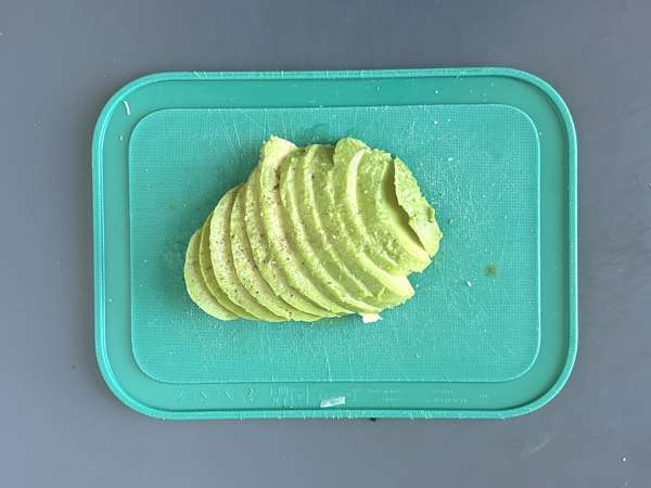 Tartine cu avocado, brânză cottage și miere - Preparare etapa 2