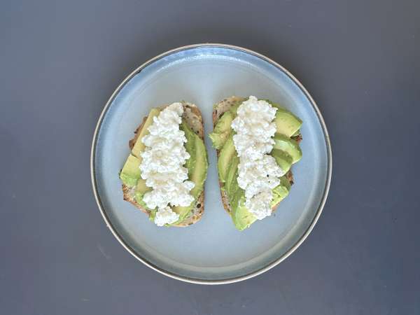 Tartine cu avocado, brânză cottage și miere - Preparare etapa 3