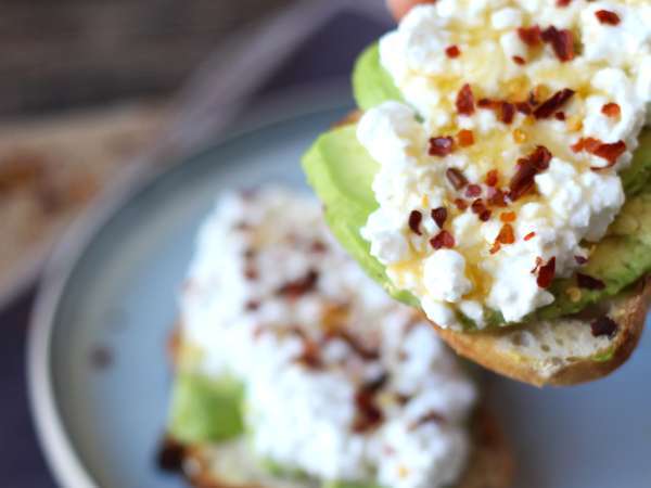 Tartine cu avocado, brânză cottage și miere - Preparare etapa 4