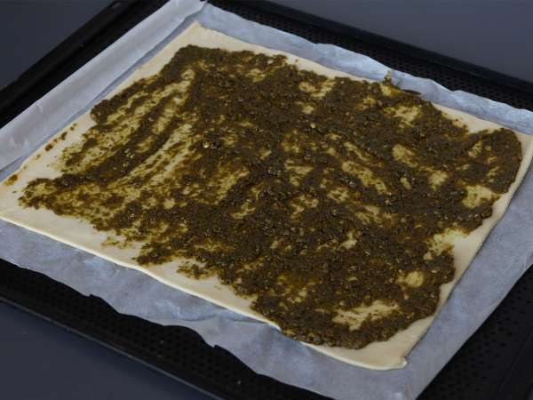 Coroană din aluat foietaj cu pesto, mozzarella și roșii uscate - Preparare etapa 1