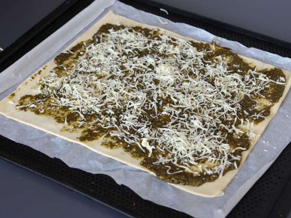Coroană din aluat foietaj cu pesto, mozzarella și roșii uscate - Preparare etapa 2