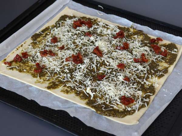 Coroană din aluat foietaj cu pesto, mozzarella și roșii uscate - Preparare etapa 3