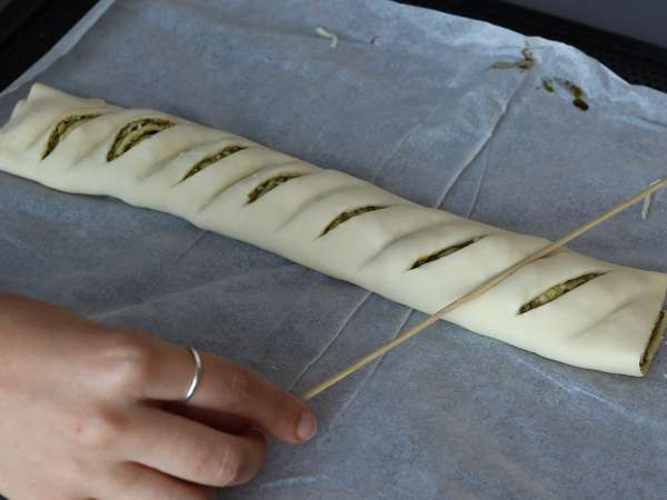 Coroană din aluat foietaj cu pesto, mozzarella și roșii uscate - Preparare etapa 4