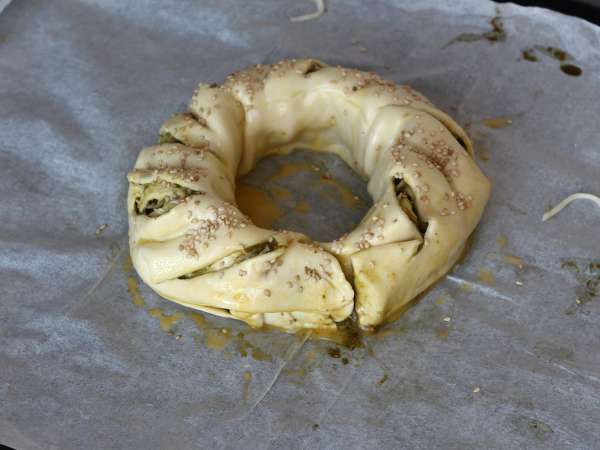 Coroană din aluat foietaj cu pesto, mozzarella și roșii uscate - Preparare etapa 5