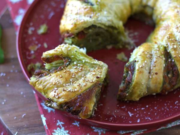 Coroană din aluat foietaj cu pesto, mozzarella și roșii uscate - Preparare etapa 7