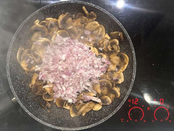 Quiche fără aluat cu ciuperci, bacon și brânză cottage - Preparare etapa 3