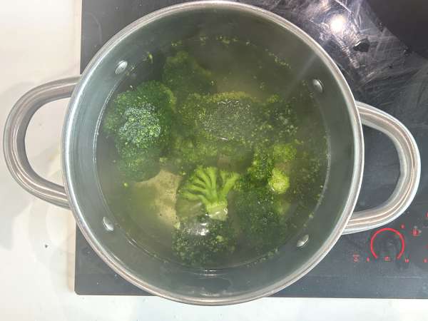 Quiche fără aluat cu broccoli, pancetta și brânză cottage - Preparare etapa 2