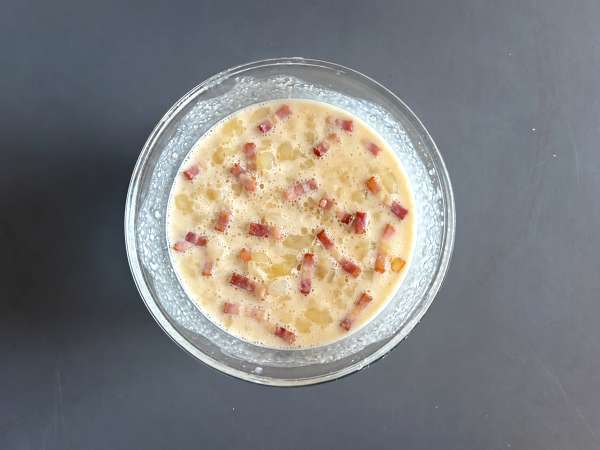 Zwiebelkuchen: plăcinta germană cu ceapă moale și bucăți de bacon - Preparare etapa 7