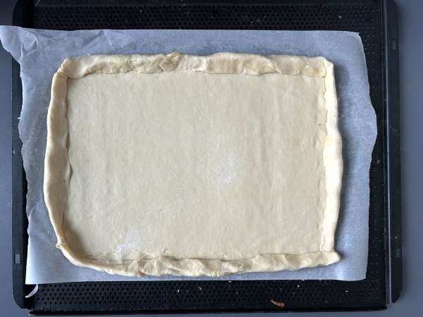 Zwiebelkuchen: plăcinta germană cu ceapă moale și bucăți de bacon - Preparare etapa 8