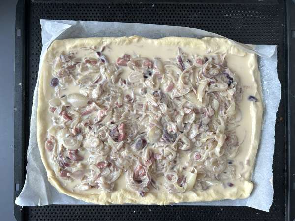 Zwiebelkuchen: plăcinta germană cu ceapă moale și bucăți de bacon - Preparare etapa 9
