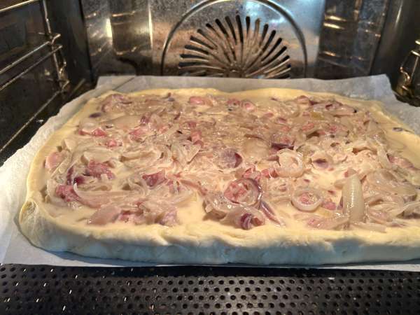 Zwiebelkuchen: plăcinta germană cu ceapă moale și bucăți de bacon - Preparare etapa 10