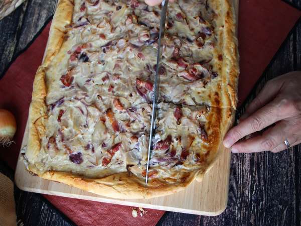 Zwiebelkuchen: plăcinta germană cu ceapă moale și bucăți de bacon - Preparare etapa 11