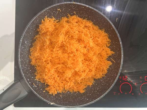 Quiche fără aluat cu ton, morcovi și brânză cottage: ușor de preparat și bogată în proteine - Preparare etapa 1