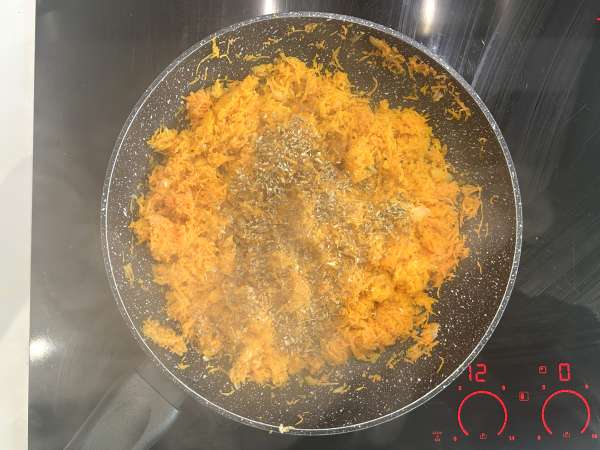 Quiche fără aluat cu ton, morcovi și brânză cottage: ușor de preparat și bogată în proteine - Preparare etapa 2