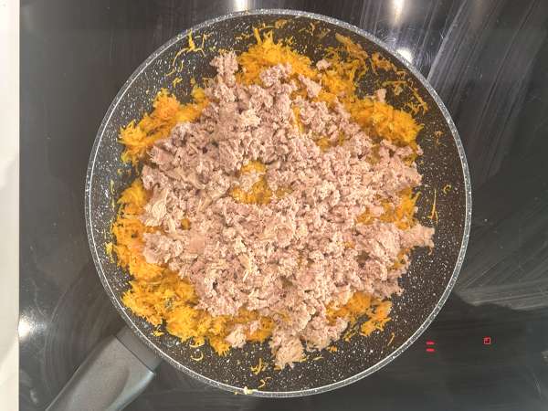 Quiche fără aluat cu ton, morcovi și brânză cottage: ușor de preparat și bogată în proteine - Preparare etapa 3