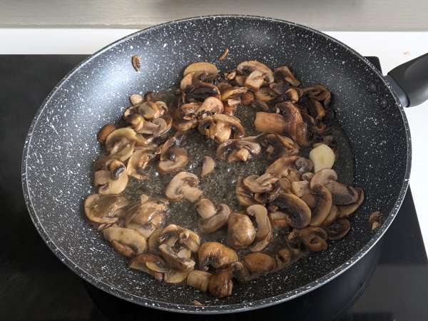 Paste la cuptor cu dovleac, ciuperci și sos bechamel - Preparare etapa 3