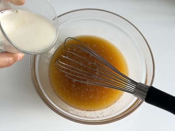 Prăjitură cu miere, pufoasă și umedă: ușor de făcut, fără mixer - Preparare etapa 2