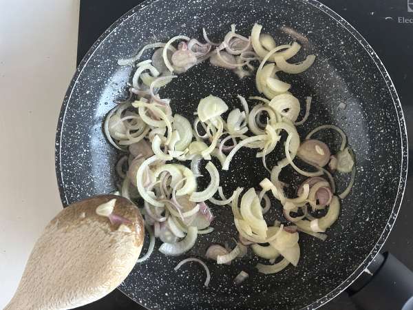 Sandviș cu brânză la grătar, ciuperci și brânză rasă - Preparare etapa 2
