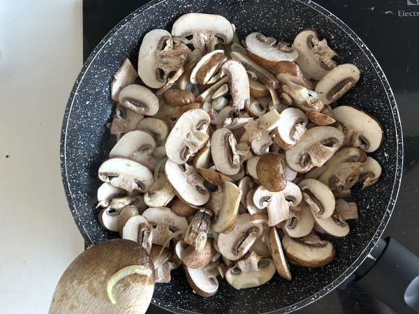 Sandviș cu brânză la grătar, ciuperci și brânză rasă - Preparare etapa 3