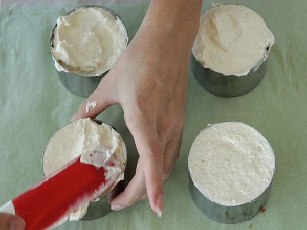 Cheesecake-uri fără coacere - Preparare etapa 6