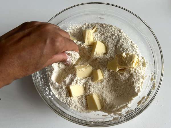 Szarlotka: plăcintă poloneză cu mere și crustă crocantă - Preparare etapa 2