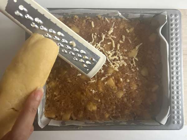Szarlotka: plăcintă poloneză cu mere și crustă crocantă - Preparare etapa 11