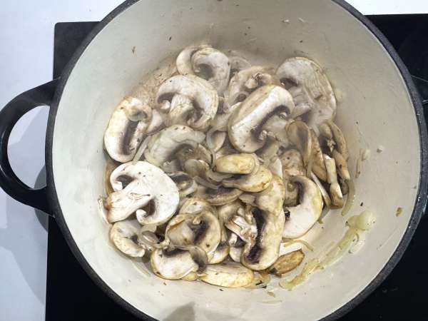Supă ungurească cu ciuperci: rețeta simplă și cremoasă - Preparare etapa 3