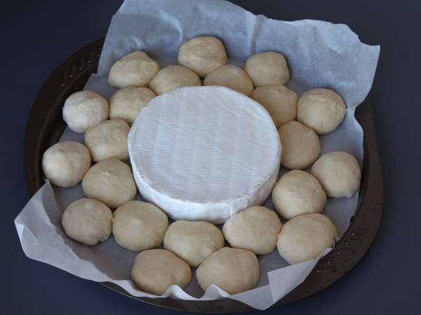 Pâine brioșă în formă de fulg, cu brie fondant - Preparare etapa 10