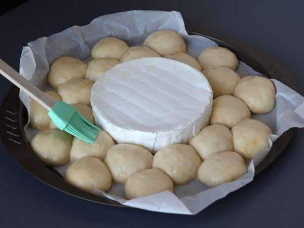 Pâine brioșă în formă de fulg, cu brie fondant - Preparare etapa 12