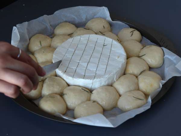 Pâine brioșă în formă de fulg, cu brie fondant - Preparare etapa 13
