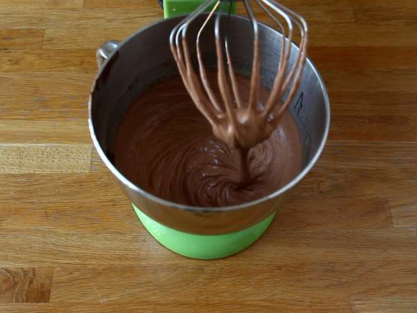 Prăjitură Bundt de Halloween cu glazură - diabolic de delicioasă - Preparare etapa 3