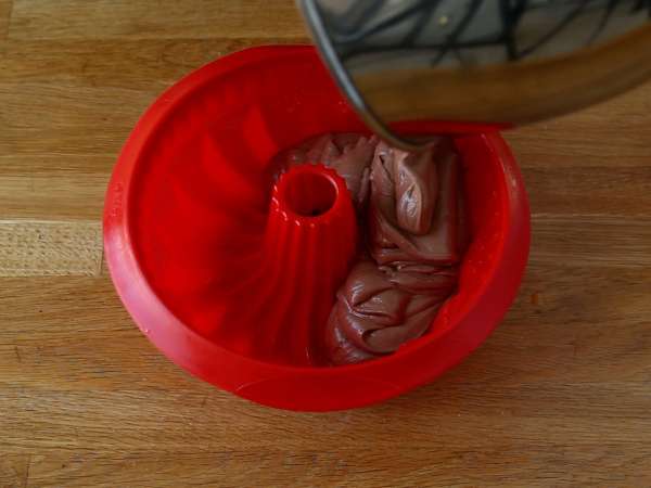 Prăjitură Bundt de Halloween cu glazură - diabolic de delicioasă - Preparare etapa 4