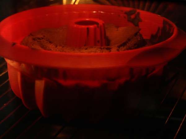 Prăjitură Bundt de Halloween cu glazură - diabolic de delicioasă - Preparare etapa 5