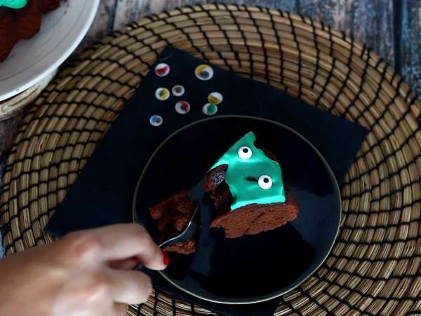 Prăjitură Bundt de Halloween cu glazură - diabolic de delicioasă - Preparare etapa 8