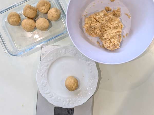 Fursecuri vegane cu migdale și pepite de ciocolată: ușor de făcut și delicioase - Preparare etapa 2
