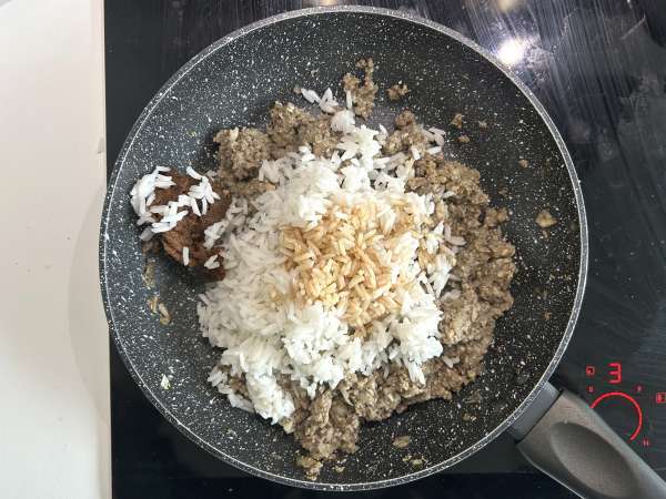 Rulouri vegetariene de varză cu ciuperci, orez și miso-alternativa la sarmalele de post - Preparare etapa 5