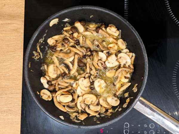 Paste cu ciuperci shimeji și ciuperci brune, cu sos cremos - Preparare etapa 5