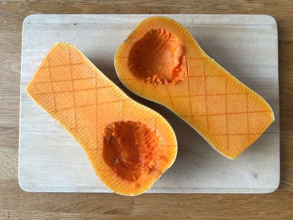 Dovleac butternut umplut cu linte și halloumi - Preparare etapa 1