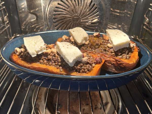Dovleac butternut umplut cu linte și halloumi - Preparare etapa 11