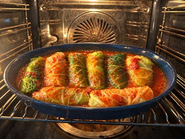 Rulouri de varză cu carne de porc și gochujang, în sos de miere și susan - Preparare etapa 9