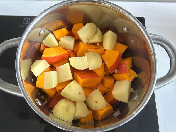 Supă germană de dovleac (Kürbissuppe), cremoasă și reconfortantă - Preparare etapa 4