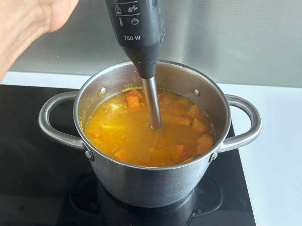 Supă germană de dovleac (Kürbissuppe), cremoasă și reconfortantă - Preparare etapa 7