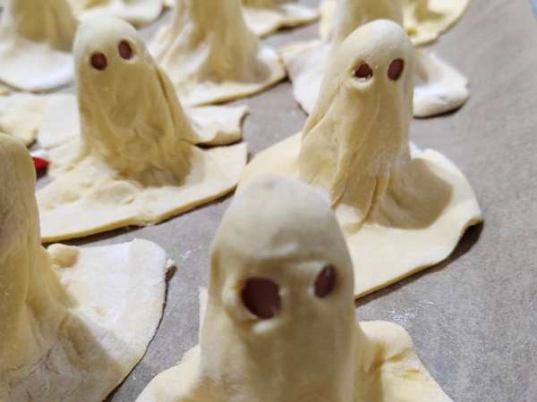 Fantome in aluat - înfricoșător de simplu și delicios - Preparare etapa 4