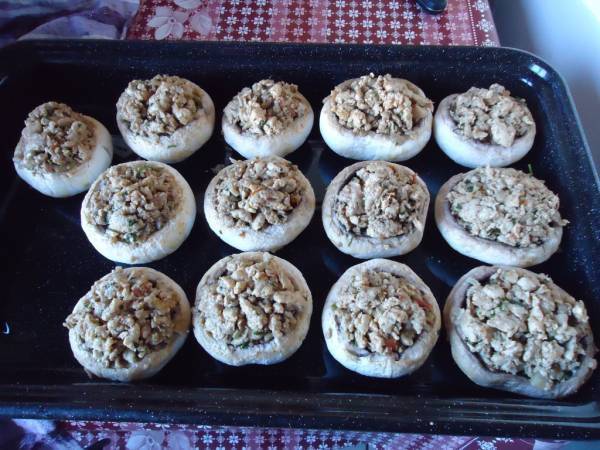 Ciuperci umplute cu carne de pui - Preparare etapa 3