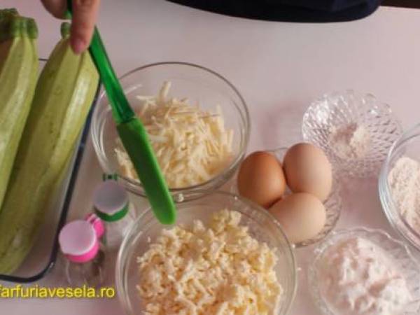 Budinca de dovlecei (reteta video) - Preparare etapa 1